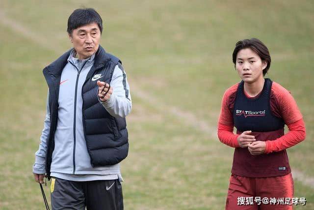 阿森纳转会进展受阻：维拉后卫报价未达成，马丁内利遭土超球队关注
